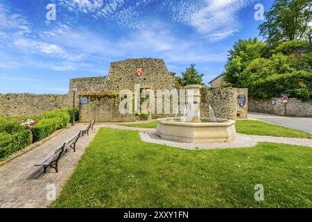 Ruines dans le village médiéval de Ternand en France pendant une journée ensoleillée Banque D'Images