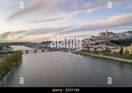 Coimbra drone vue aérienne de la ville au coucher du soleil avec la rivière Mondego et de beaux bâtiments historiques, au Portugal Banque D'Images