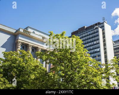 Vue sur la ville avec des immeubles de bureaux modernes et des arbres verts, sous un ciel bleu clair, stockholm, mer baltique, suède, scandinavie Banque D'Images