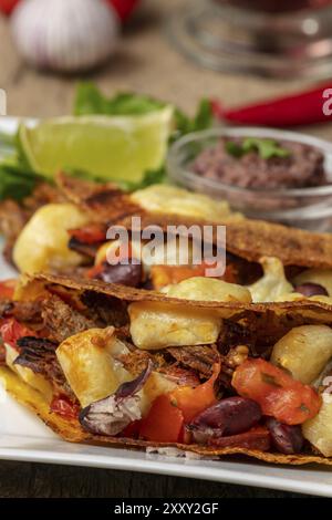 Gros plan de tacos mexicains sur une assiette Banque D'Images