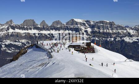 Station sommet Prodkamm, domaine skiable de Flumserberg. Churfirsten Range. Scène hivernale en Suisse Banque D'Images