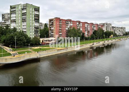 Kaliningrad, Russie, 18 août 2016 : les citadins traversent le nouveau quai dans la rue de l'amiral Tributs sur les rives de la rivière Prégéolya, en Europe Banque D'Images