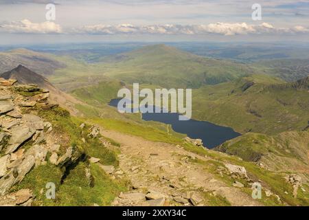 Vue depuis le sommet du mont Snowdon, Snowdonia, Gwynedd, pays de Galles, Royaume-Uni, en regardant vers l'est au-dessus de Llyn Lydaw Banque D'Images