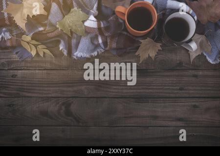 Twho tasses de café chaud ou un thé couverture et feuilles d'automne sur fond de bois ancien vintage tonifier se détendre saison concept Banque D'Images