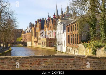 Bruges, Belgique Maisons de brique médiévale historique de tours vue sur la rue le long du canal Groene Rei Banque D'Images