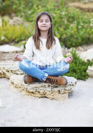 Portrait de la happy little girl outdoors Banque D'Images