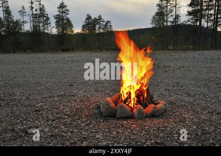 Romance près du feu de camp Banque D'Images