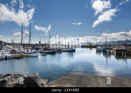 HUSAVIK, ISLANDE, JUIN 28 : Port calme avec bateau de pêche ancré et montagnes en arrière-plan le 28 juin 2013 à Husavik, Islande, Europe Banque D'Images