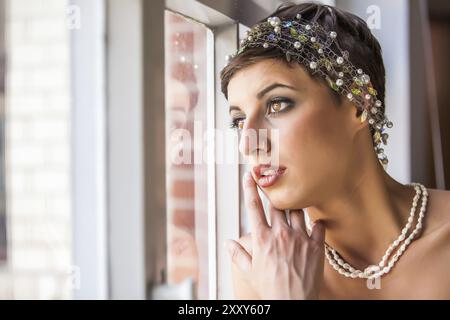 Jolie femme aux cheveux courts et à la coiffure inhabituelle Banque D'Images