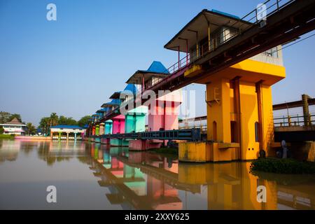 Barrage coloré sur une grande rivière. Bel architecte avec mur coloré. Banque D'Images