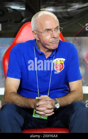 (240827) -- PÉKIN, 27 août 2024 (Xinhua) -- Sven-Goran Eriksson est vu avant le match de Super League chinoise (CSL) 2015 entre Henan Jianye et Shanghai SIPG à Zhengzhou, dans la province du Henan en Chine centrale, le 12 août 2015. L'entraîneur suédois Sven-Goran Eriksson, qui entraînait l'Angleterre de 2001 à 2006, est décédé lundi à l'âge de 76 ans après une bataille contre un cancer du pancréas. En janvier, Eriksson a révélé qu'il souffrait d'un cancer en phase terminale et qu'il lui resterait « au mieux un an » à vivre. Eriksson a entraîné en Chine pendant environ cinq ans. En 2013, il rejoint la Super League chinoise pour entraîner Gu Banque D'Images