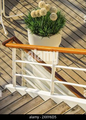 Escalier en bois sur un pont de navire avec une balustrade de couleur orange et une décoration de fleurs en pot, stockholm, mer baltique, suède, scandinavie Banque D'Images