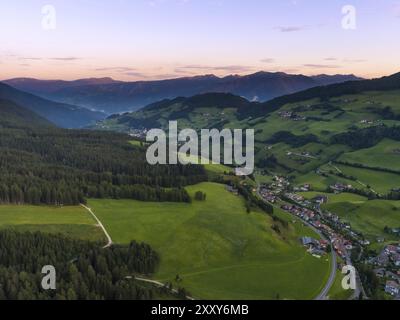 Drone aérien tourné de Santa Magdalena Maddalena St Val di Funes dans les Dolomites Alpes italiennes au lever du soleil Banque D'Images