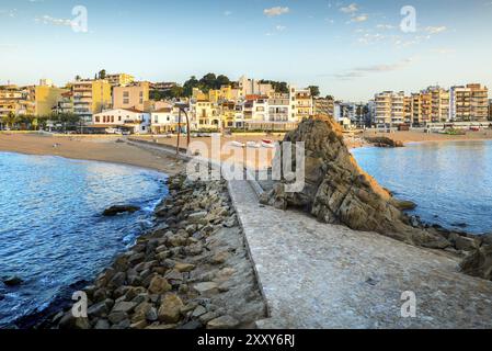 La ville de Blanes et de la plage de Sa Palomera rock à matin en Espagne Banque D'Images