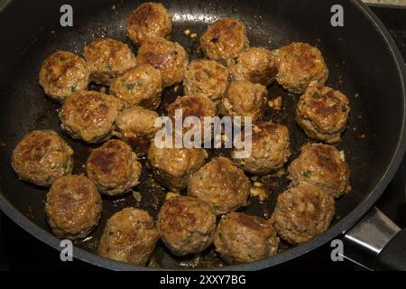 Les boulettes de viande dans une casserole Banque D'Images