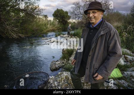 Pesca anguilas (Anguilla Anguilla) con Cucada (gusanos), torrente del Rec, Reserva Natural de l'Albufereta, Pollença, Mallorca, Islas Baleares, Espagne, Banque D'Images