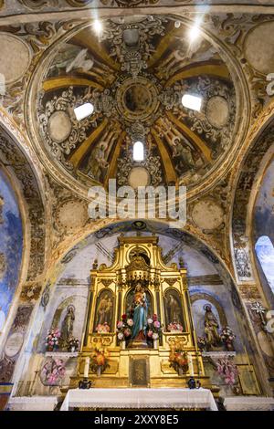 Dôme avec les quatre évangélistes entourant la scène du couronnement de la Vierge, église du 16ème siècle, sanctuaire d'origine romaine de Santa Maria de Banque D'Images