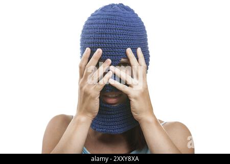 Concept de mouvement de protestation russe, femme portant Balaclava ou masque sur la tête cachant ou couvrant le visage blanc isolé Banque D'Images