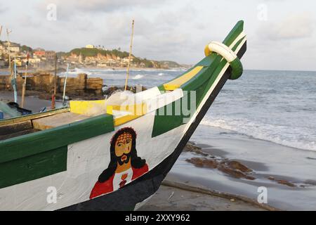 Bateau de pêche sur la plage de Cape Coast Ghana Banque D'Images