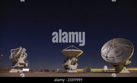 L'infrastructure et les machines du camp de base D'ALMA avec de grands radiotélescopes à San Pedro de Atacama Banque D'Images