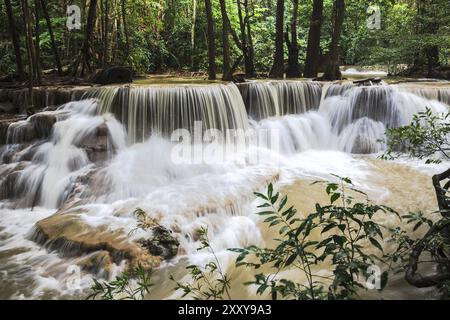 Huay mae khamin cascades dans la province de Kanchanaburi, Thaïlande Banque D'Images