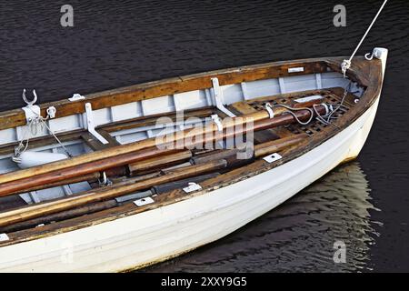 Bateau à rames blanc plié avec avirons closeup Banque D'Images