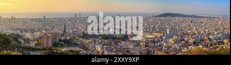 Barcelone Espagne, vue panoramique sur les gratte-ciel de la ville lever du soleil de Bunkers del Carmel Banque D'Images