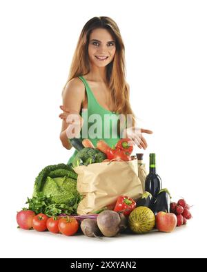 Jeune femme caucasienne avec des produits d'épicerie, y compris des fruits, des légumes et du vin isolé sur blanc Banque D'Images