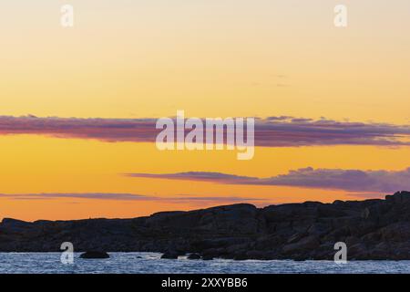 Les nuages s'illuminèrent en violet par le soleil couchant Banque D'Images