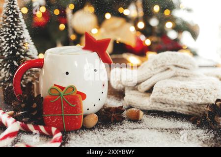 Natures mortes de Noël avec tasse de café, biscuit et décorations. Banque D'Images