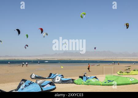 Voile kitesurfers kite surfers kite surfeurs sur la mer, beaucoup de voiles de kite dans le ciel bleu sans nuages au premier plan écarté voiles de kite kite s Banque D'Images