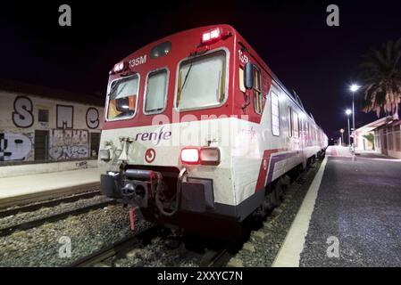 Alicante, Espagne, 24 juillet 2017, photo de nuit du train de banlieue Renfe Class 592 de Cercanias, un réseau ferroviaire de banlieue en Espagne, arrivant à la gare E Banque D'Images