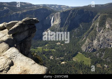 Vue depuis Glacier point jusqu'aux chutes Yosemite Banque D'Images