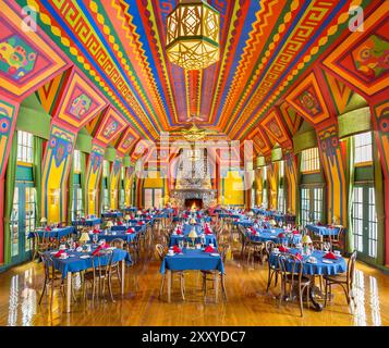 Grande salle à manger colorée du Naniboujou Lodge Banque D'Images