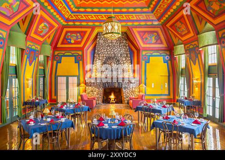 Vue rapprochée de la cheminée dans la grande salle à manger colorée de Naniboujou Lodge Banque D'Images