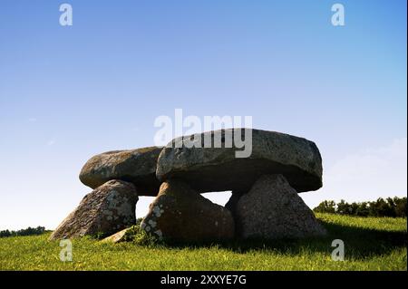 Grande tombe en pierre (tombe de passage) de la période néolithique sur l'île de Moen, Danemark. Le passage dans la chambre funéraire se trouve sur la dfi opposée Banque D'Images