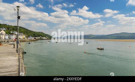 Aberdyfi, Gwynedd, pays de Galles, Royaume-Uni, mai 25, 2017 : vue depuis la côte au village Banque D'Images