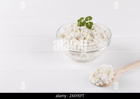 Chalet Maison dans un bol de fromage blanc sur la vieille table en bois copy space Banque D'Images