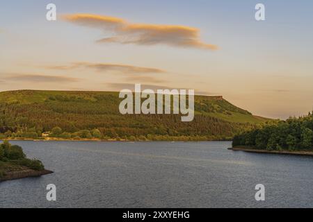 Lumière du soir sur le Peak District au près de Ladybower Reservoir Bamford dans les East Midlands, Derbyshire, Angleterre, RU Banque D'Images