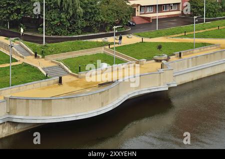 Kaliningrad, Russie, 18 août 2016 : les gens marchent sur la nouvelle promenade Admiral Tributs, le lieu de repos préféré, en Europe Banque D'Images