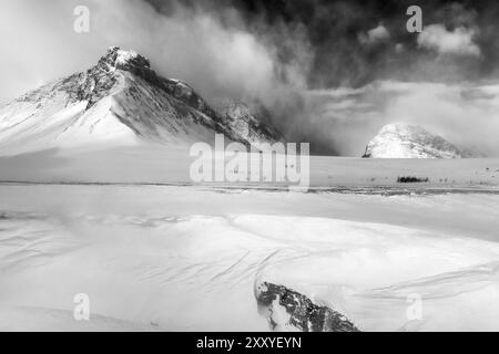 Skieurs dans la neige, Stuor Reaiddavaggi, Norrbotten, Laponie, Suède, mars 2017, Europe Banque D'Images