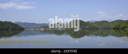 Forêt verte et lac Begnas vu de Majhjkuna, petit village près de Pokhara, Népal, Asie Banque D'Images