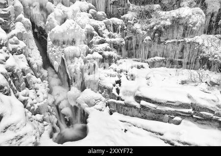 Cascade gelée dans la vallée d'Atndalen, Hedmark Fylke, Norvège, novembre 2011, Europe Banque D'Images