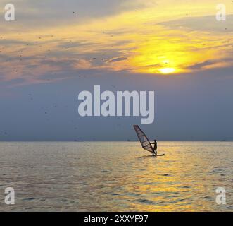 Planche d'ossature au-dessus de la mer au coucher du soleil. Relations sérieuses in Summertime, sport, activités, locations et travel concept Banque D'Images