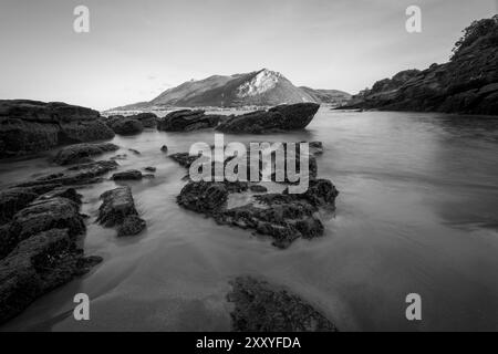 Paysage marin noir et blanc en Cantabrie, Espagne Banque D'Images