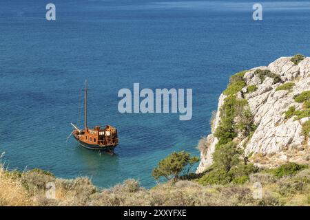 Abandonné le navire dans la baie de Kolymbia, Rhodes Banque D'Images