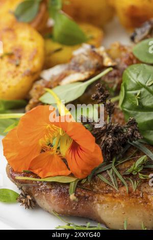 Côtelette de veau grillée au nasturtium Banque D'Images