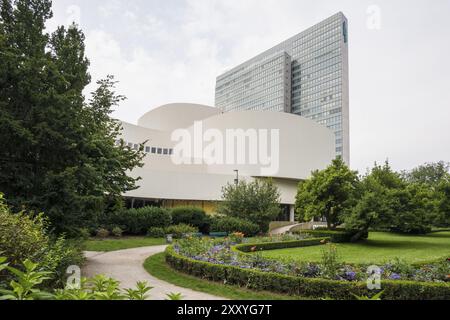 Schauspielhaus et Dreischeibenhaus, Duesseldorf, Rhénanie-du-Nord-Westphalie, Allemagne, Europe Banque D'Images