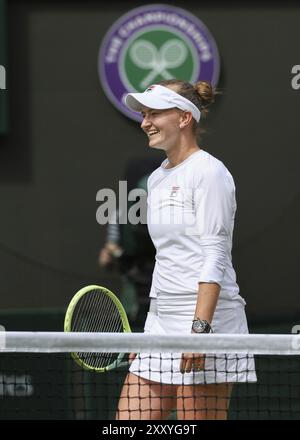 Joueur de tennis tchèque Barbora Krejcikova célébrant aux Championnats de Wimbledon 2024, Londres, Angleterre, Royaume-Uni, Europe Banque D'Images