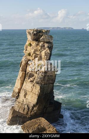 Peniche falaises de mer avec l'île de Berlengas en arrière-plan avec l'océan atlantique, au Portugal Banque D'Images